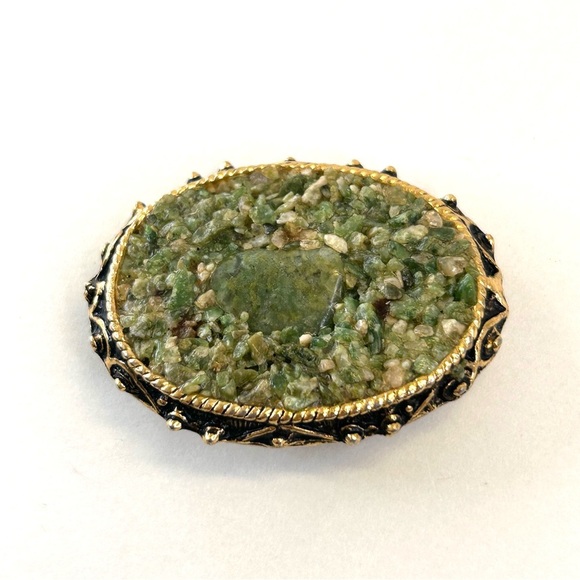 Jade Chip Vintage Brooch Gold Tone - Picture 1 of 7